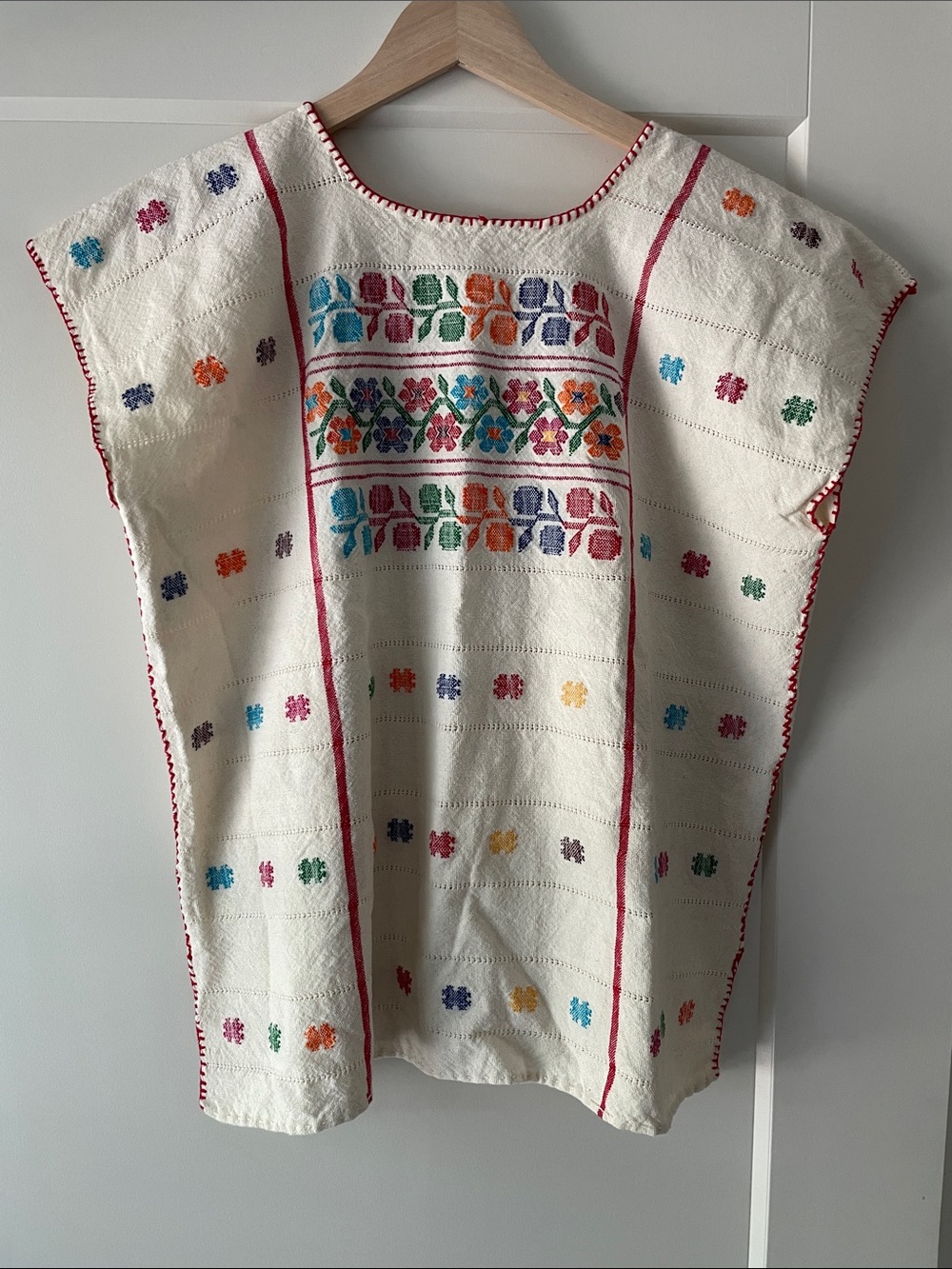 Vintage Embroidered Mexican-style Cream Tunic with Multicolor Floral Motifs